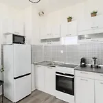 Sweet & Spicy - Brand New With Balcony 아파트